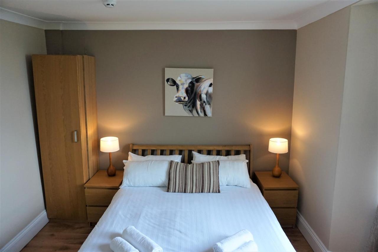 The Angel Hotel คาร์ดิแกน ภายนอก รูปภาพ